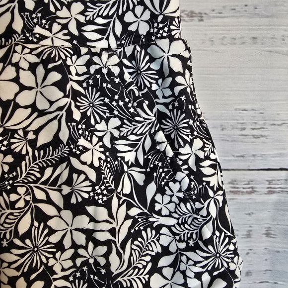New The Gym People Black And White Floral Womans Size Small Skort With Pockets - Picture 4 of 6